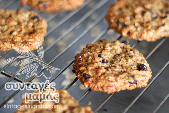 Κούκις (cookies) νηστίσιμα με βρώμη και αμύγδαλα Κούκις (cookies) νηστίσιμα με βρώμη και αμύγδαλα